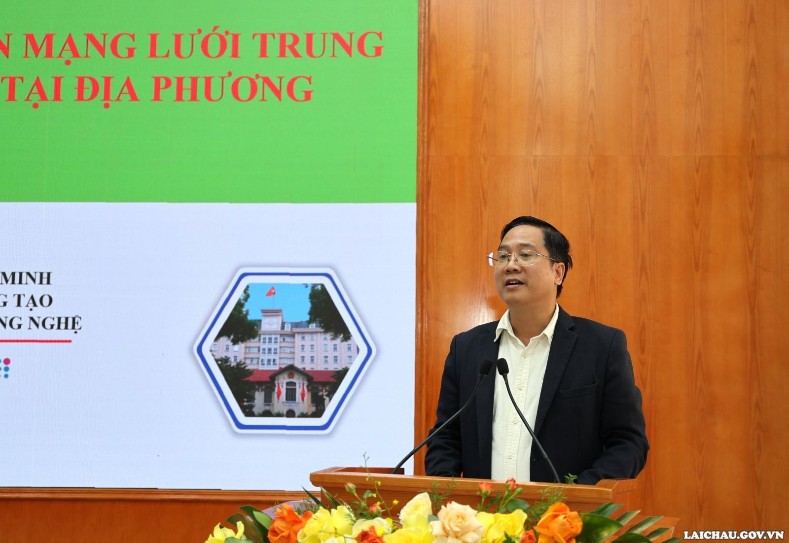 TS. Khổng Quốc Minh - Cục Đổi mới sáng tạo (Bộ Khoa học và Công nghệ) trình bày tham luận về hướng dẫn thành lập và vận hành trung tâm đổi mới sáng tạo.