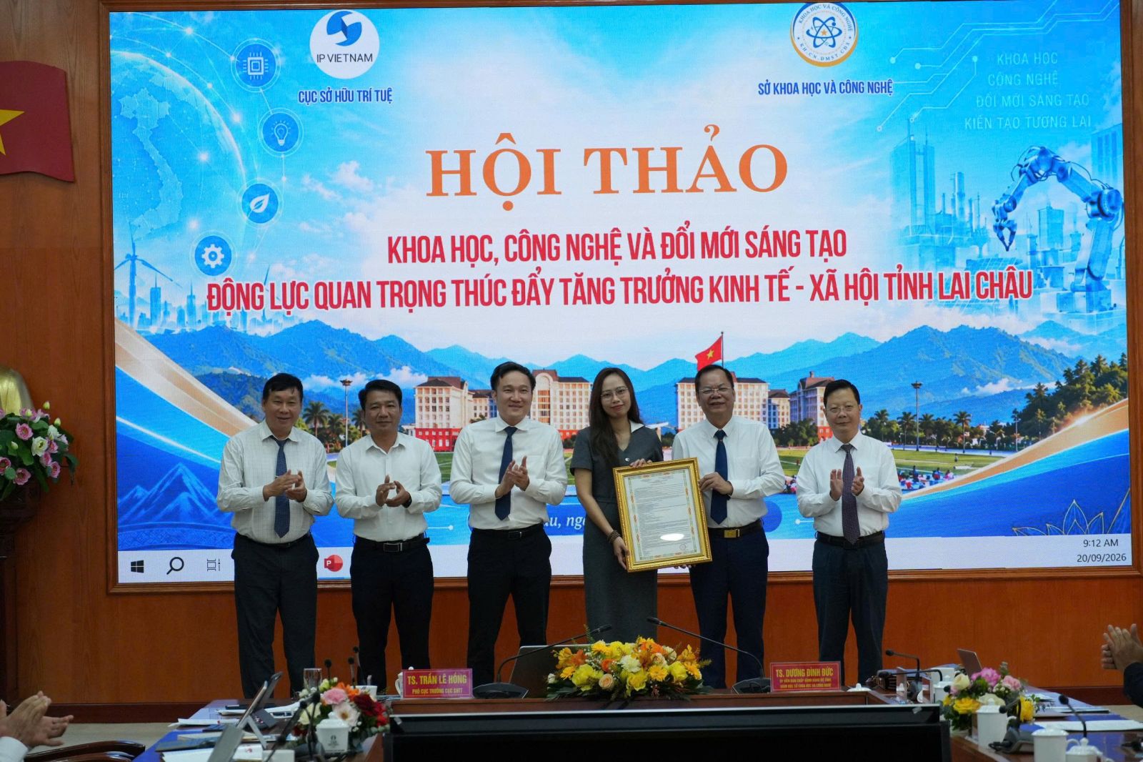 Trao quyết định công nhận nghiệm thu mô hình có kiểm soát cho Công ty cổ phần Kỷ nguyên Mới