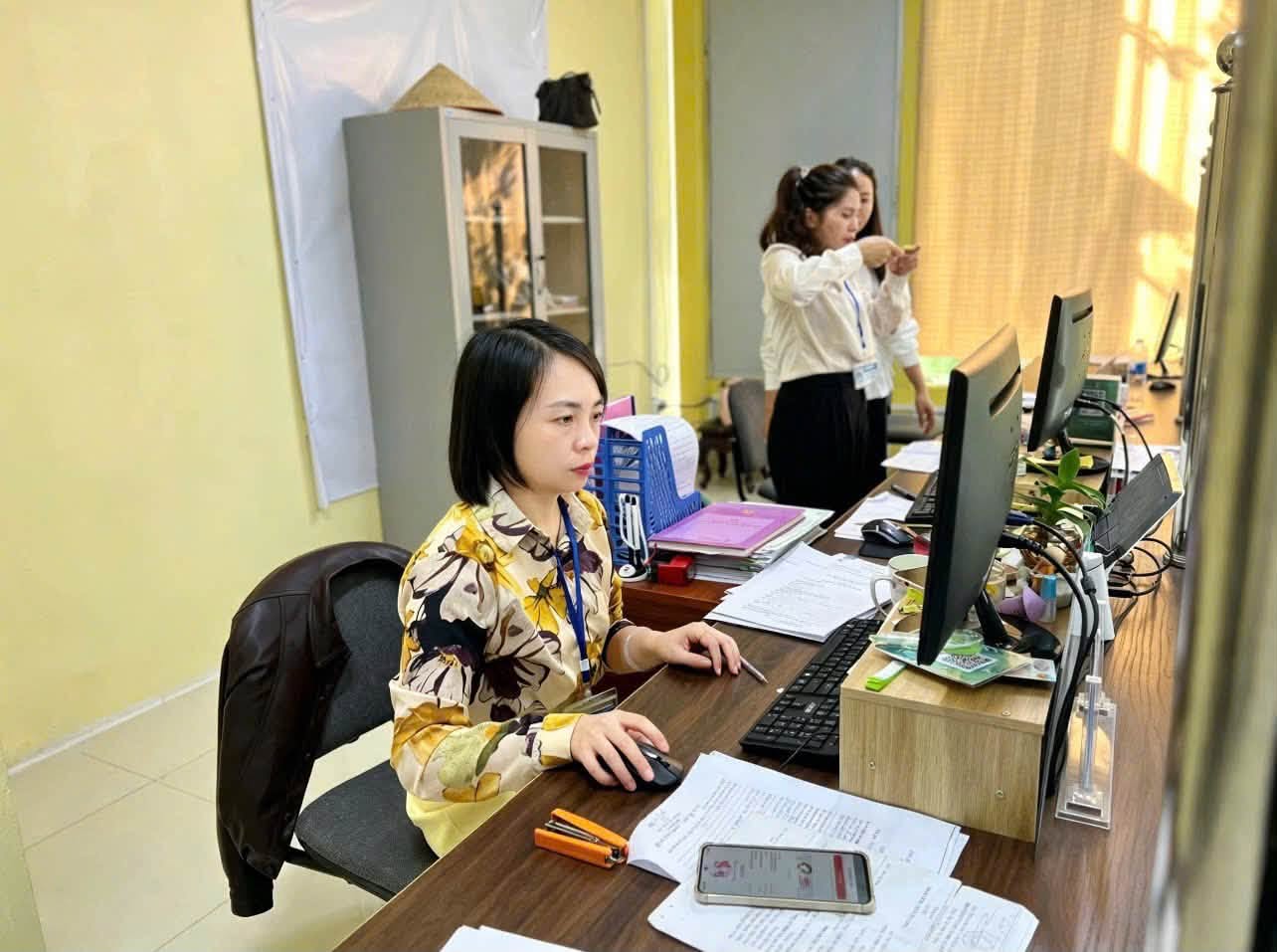Cán bộ trải nghiệm sử dụng hệ thống AI hành chính công tích hợp