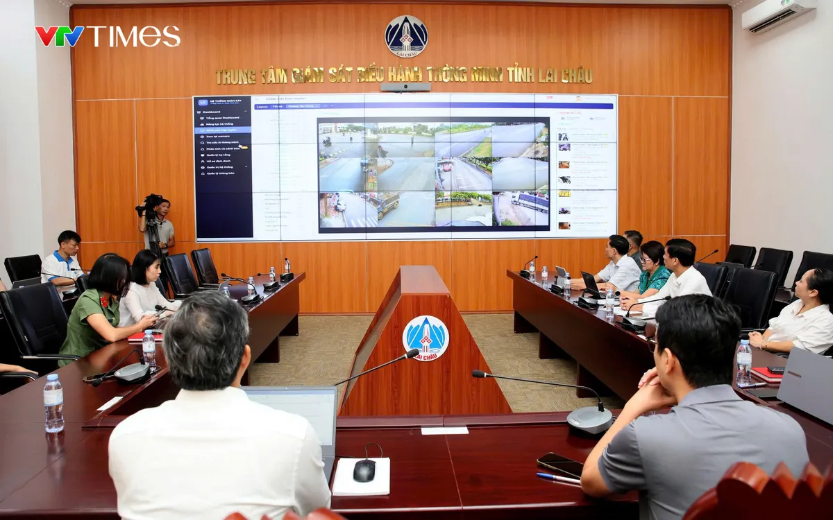 Các đại biểu trải nghiệm, kiểm tra thực tế mô hình Trợ lý ảo hỗ trợ người dân thực hiện thủ tục hành chính tại Trung tâm Phục vụ hành chính công phường Đoàn Kết. Ảnh: Anh Sơn