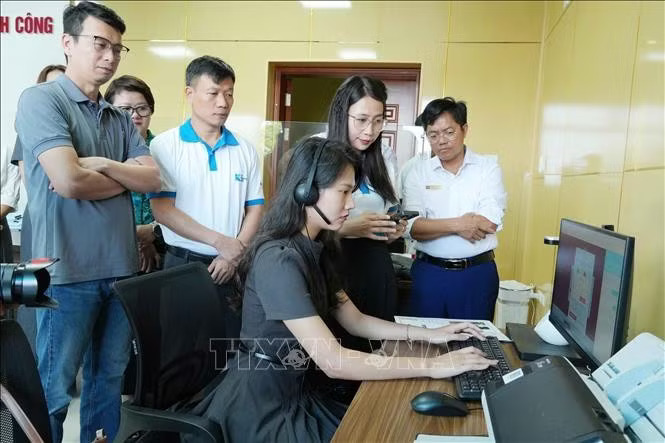 Trải nghiệm và kiểm tra thực tế hoạt động của các mô hình thử nghiệm tại Trung tâm Hành chính công tại phường Đoàn Kết.