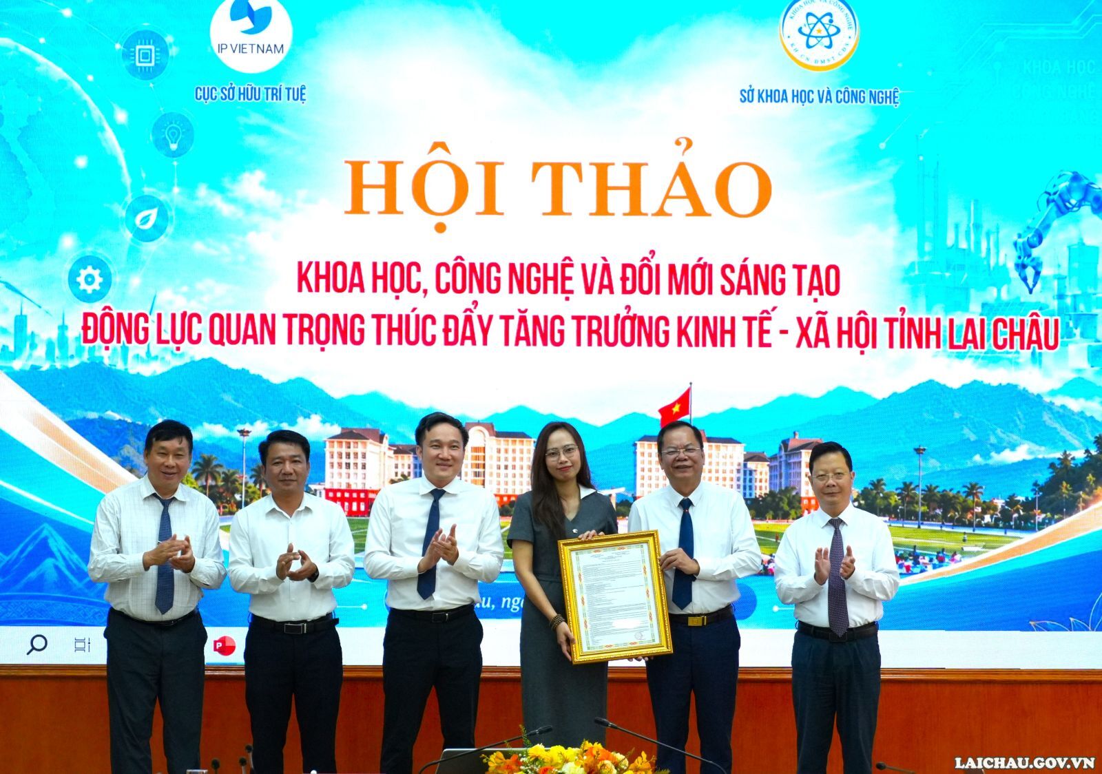 Các đồng chí lãnh đạo chứng kiến Tiến sĩ Dương Đình Đức - Giám đốc Sở Khoa học và Công nghệ trao Quyết định nghiệm thu cho đại diện Công ty Cổ phần Đầu tư Kỷ nguyên Mới Việt Nam.
