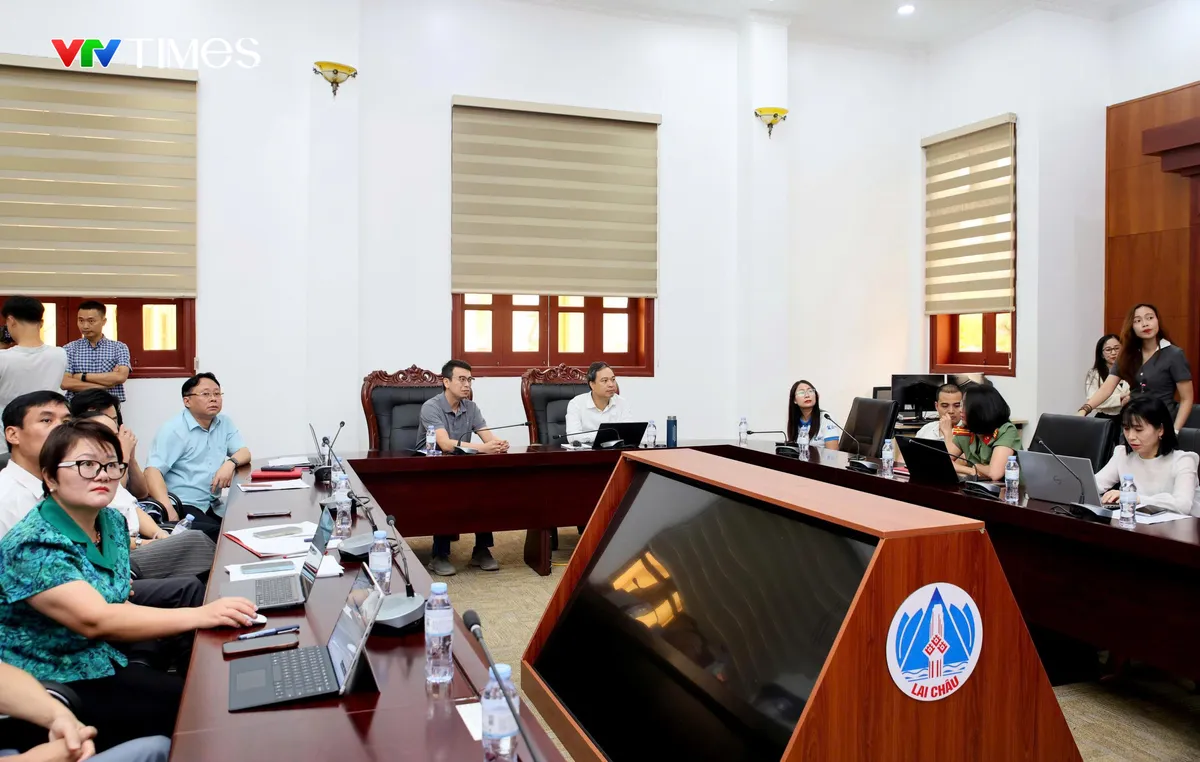 Các đại biểu tham gia trải nghiệm và kiểm tra thực tế hệ thống trung tâm tri thức hình ảnh và điều hành thông minh tại Trung tâm giám sát và điều hành thông minh. Ảnh: Anh Sơn