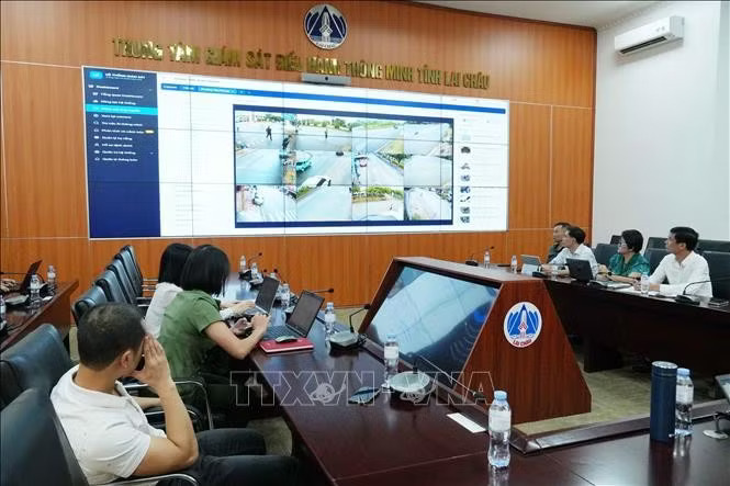Các thành viên hội đồng theo dõi mô hình trung tâm tri thức hình ảnh và điều hành thông minh.